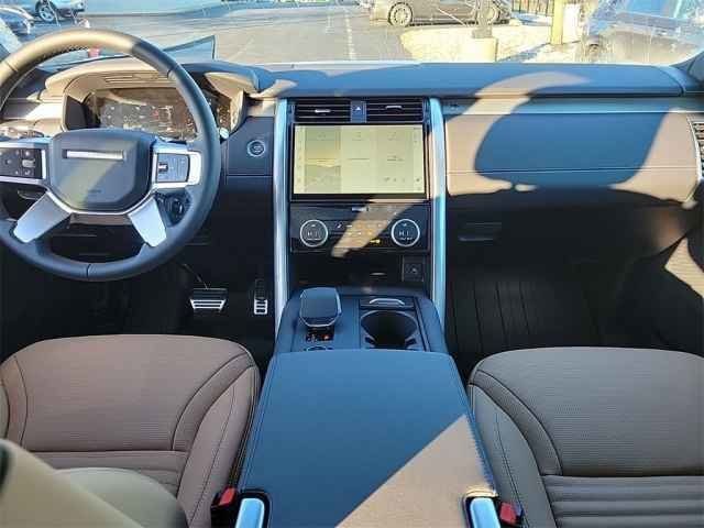 Used 2025 White Land Rover Dynamic se image 27