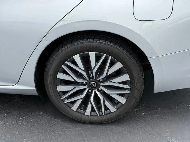 Used 2024 Silver Nissan 2.5 SV image 4