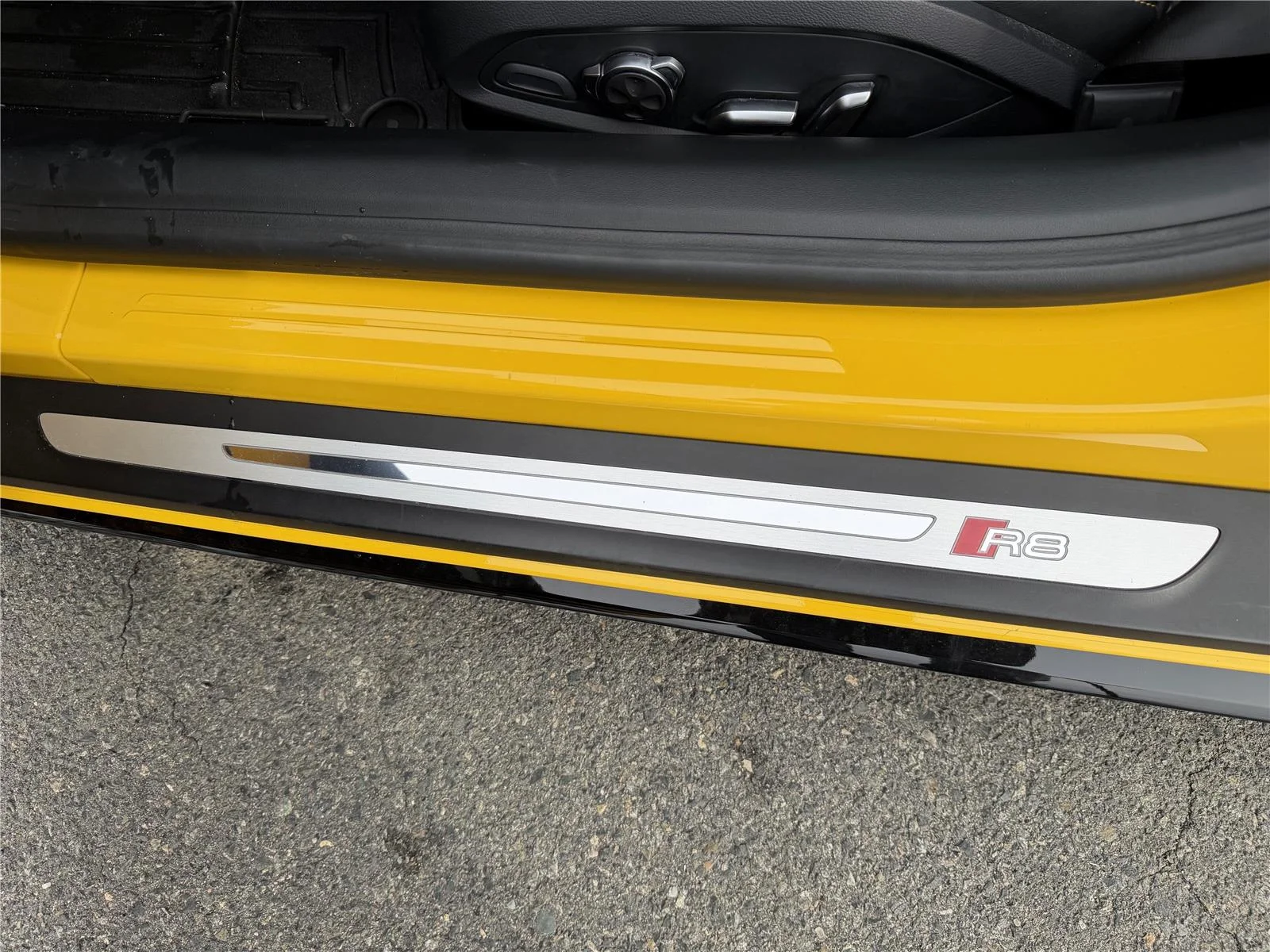 Used 2023 Vegas Yellow Audi V10 performance image 18