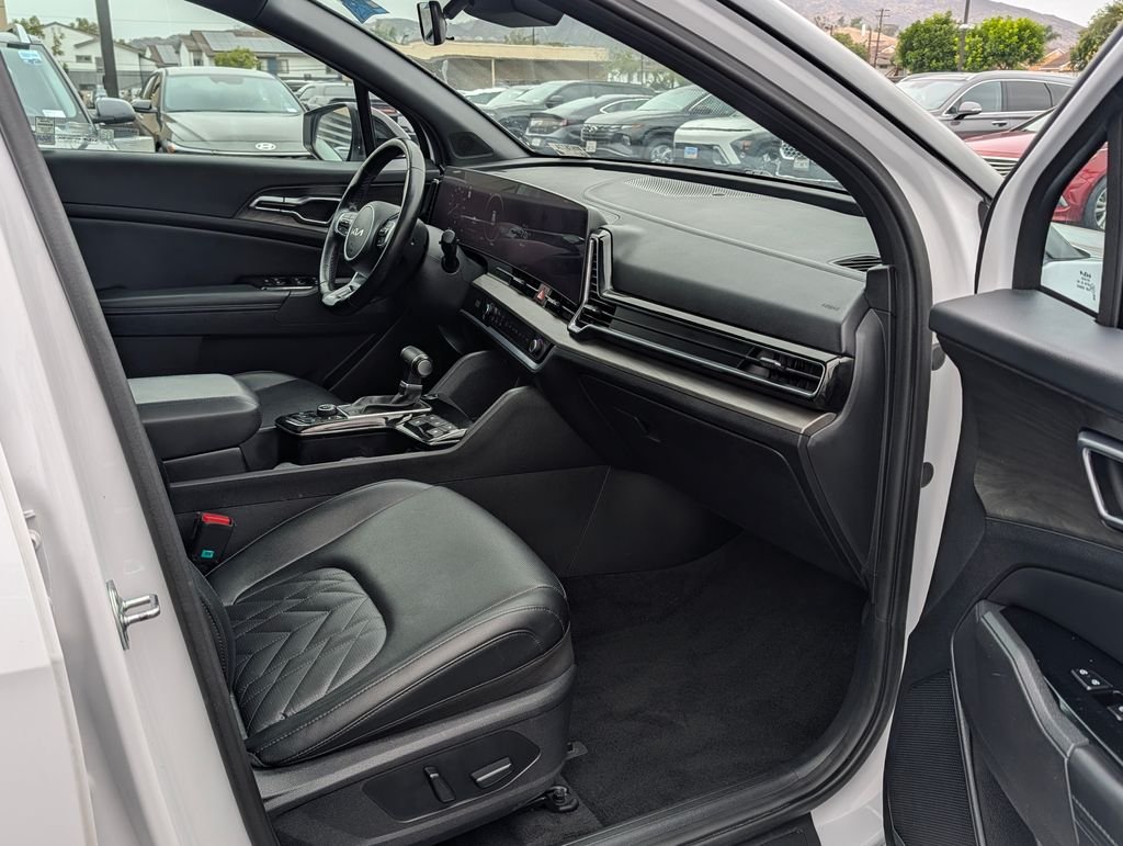 Used 2023 White Kia X-Pro Prestige image 9