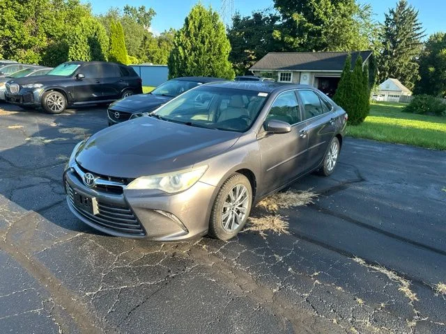 Used 2015 Gray Toyota XLE image 3