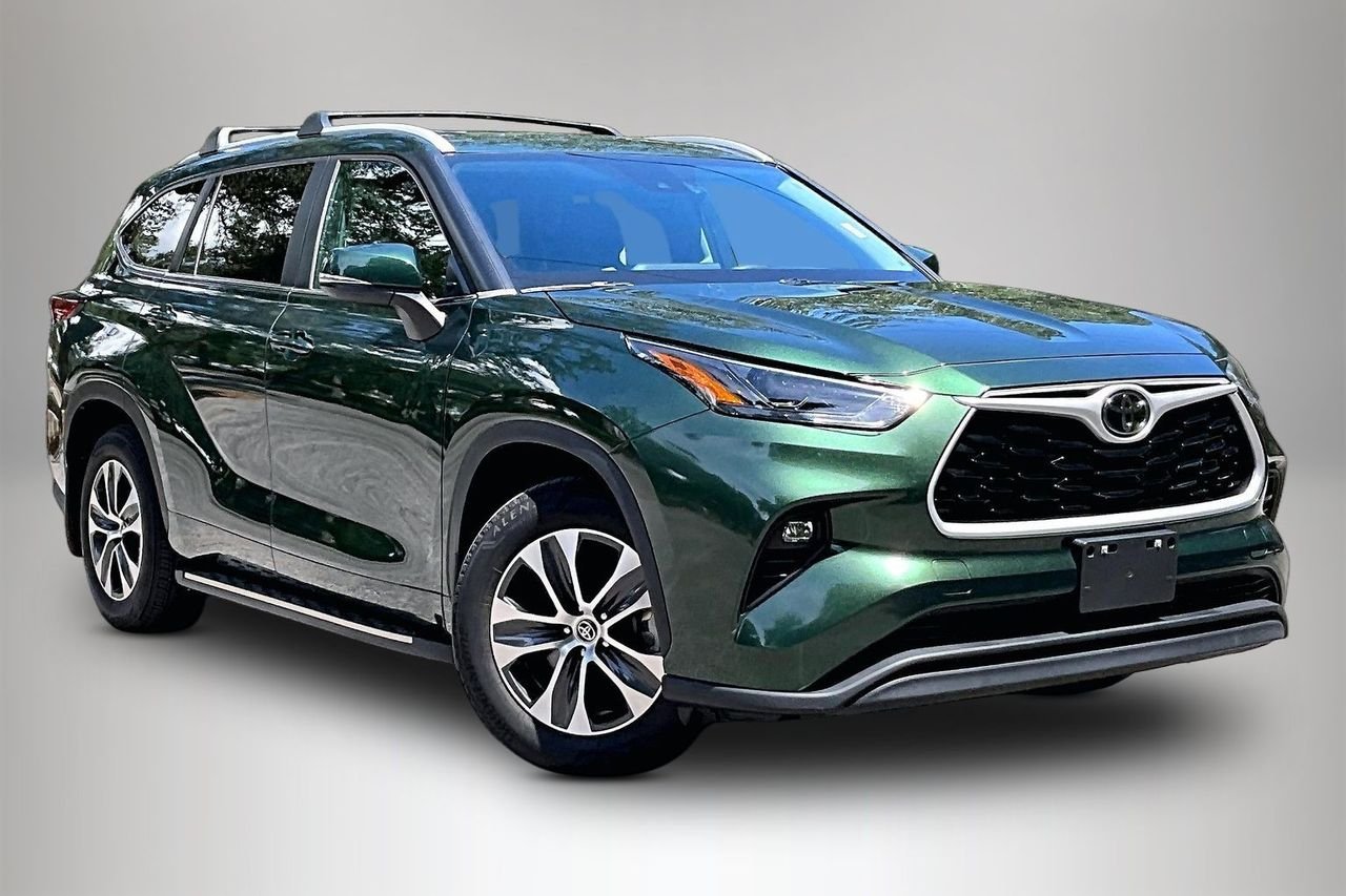 Used 2023  Toyota XLE image 2
