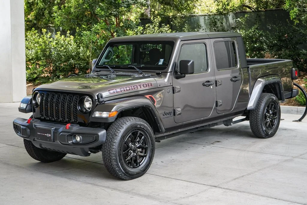 Used 2022 Gray Jeep Altitude image 3