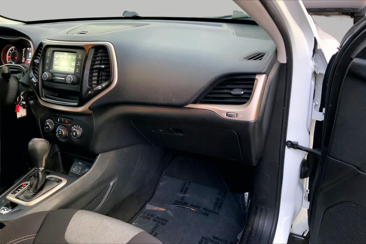 Used 2014 Bright White Clearcoat Jeep Sport image 18