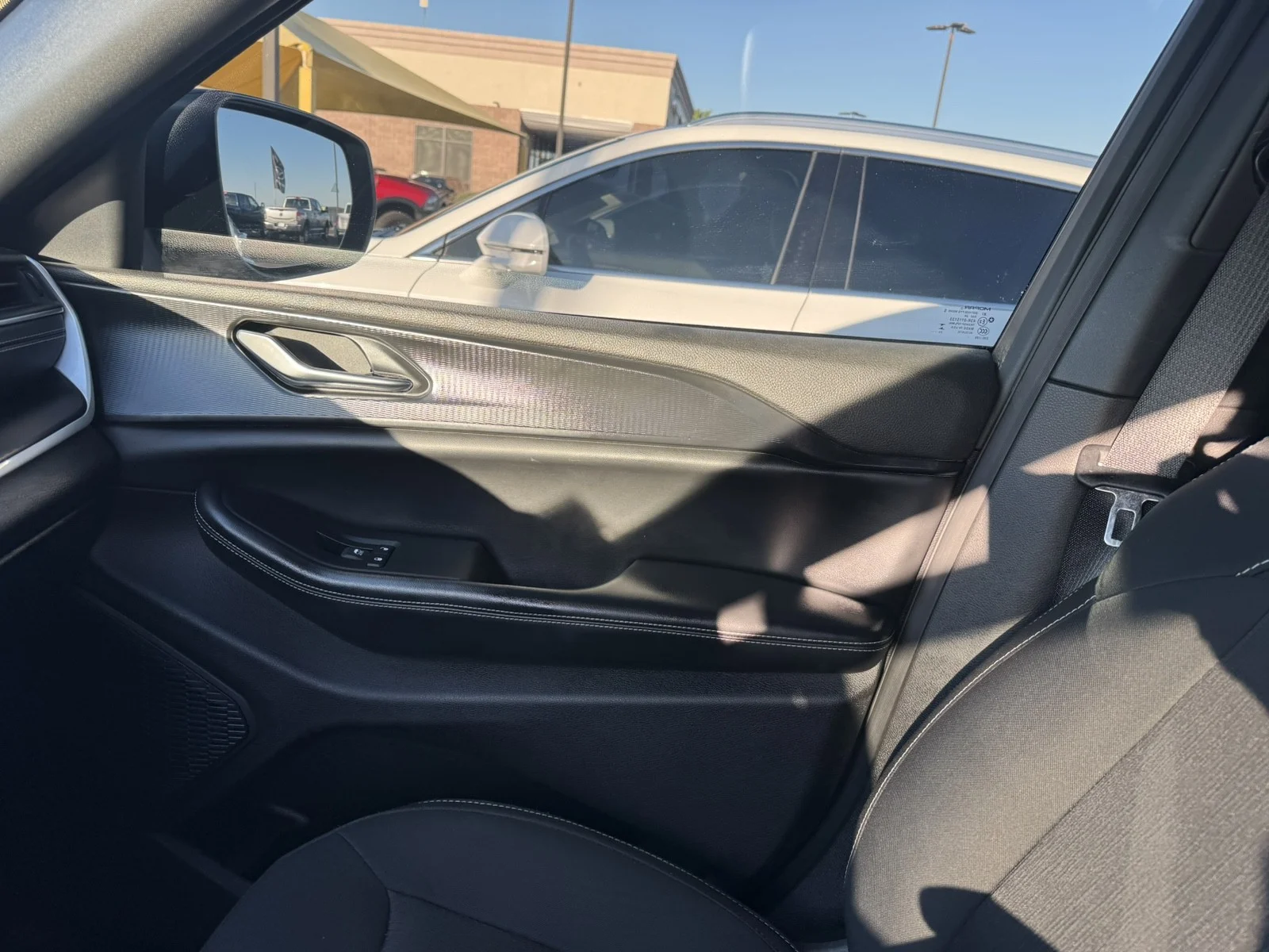 Used 2024  Jeep Laredo image 13