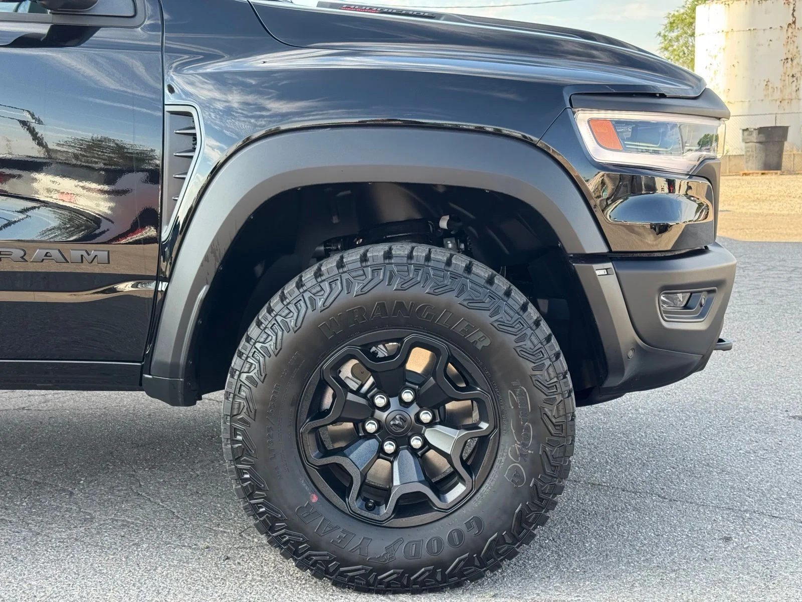 New 2026 Diamond Black Crystal Pearl-Coat Exterior Paint RAM RHO image 4