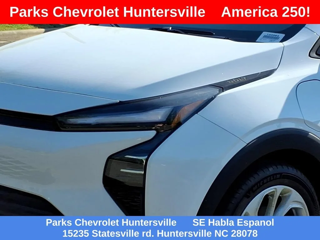 New 2027 Summit White Chevrolet LT image 25