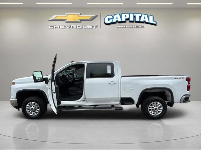 Used 2025 Summit White Chevrolet LT image 9