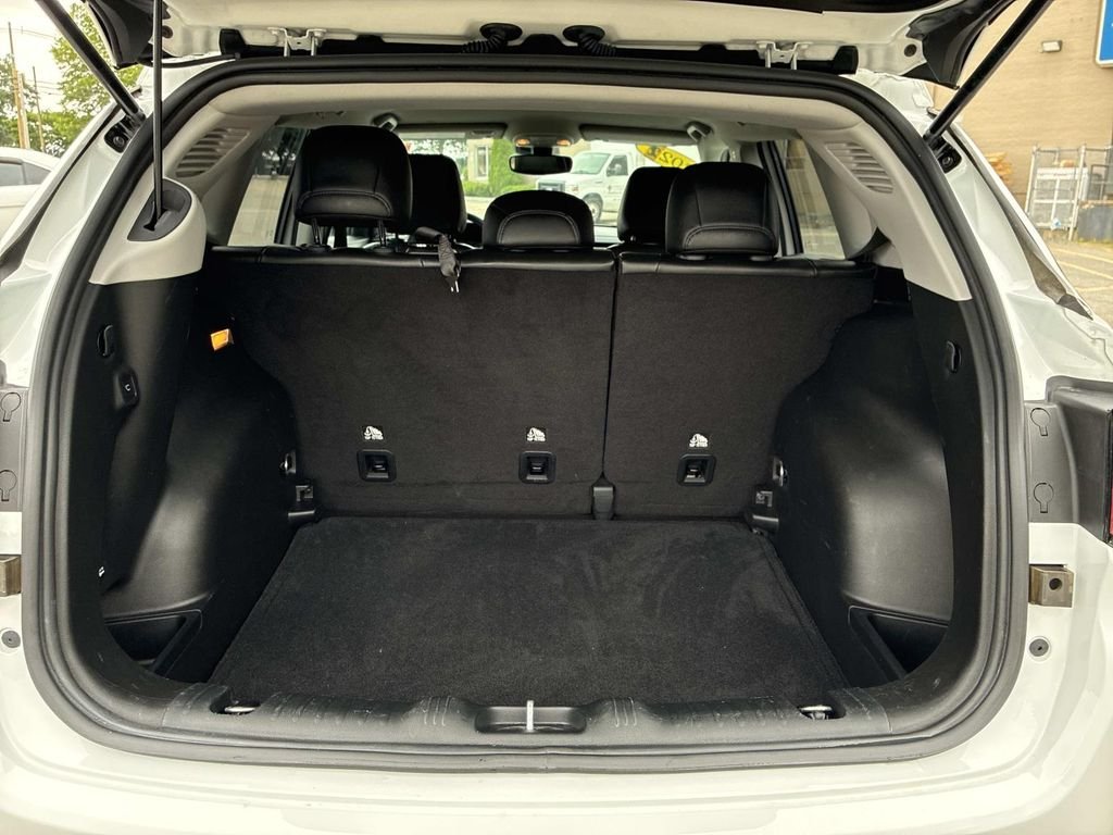 Used 2022 White Jeep Latitude image 14