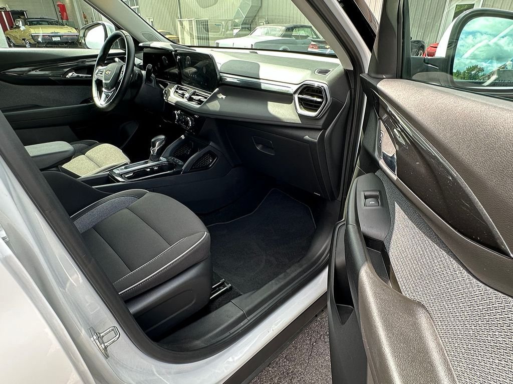 Used 2025 White Chevrolet LT image 24
