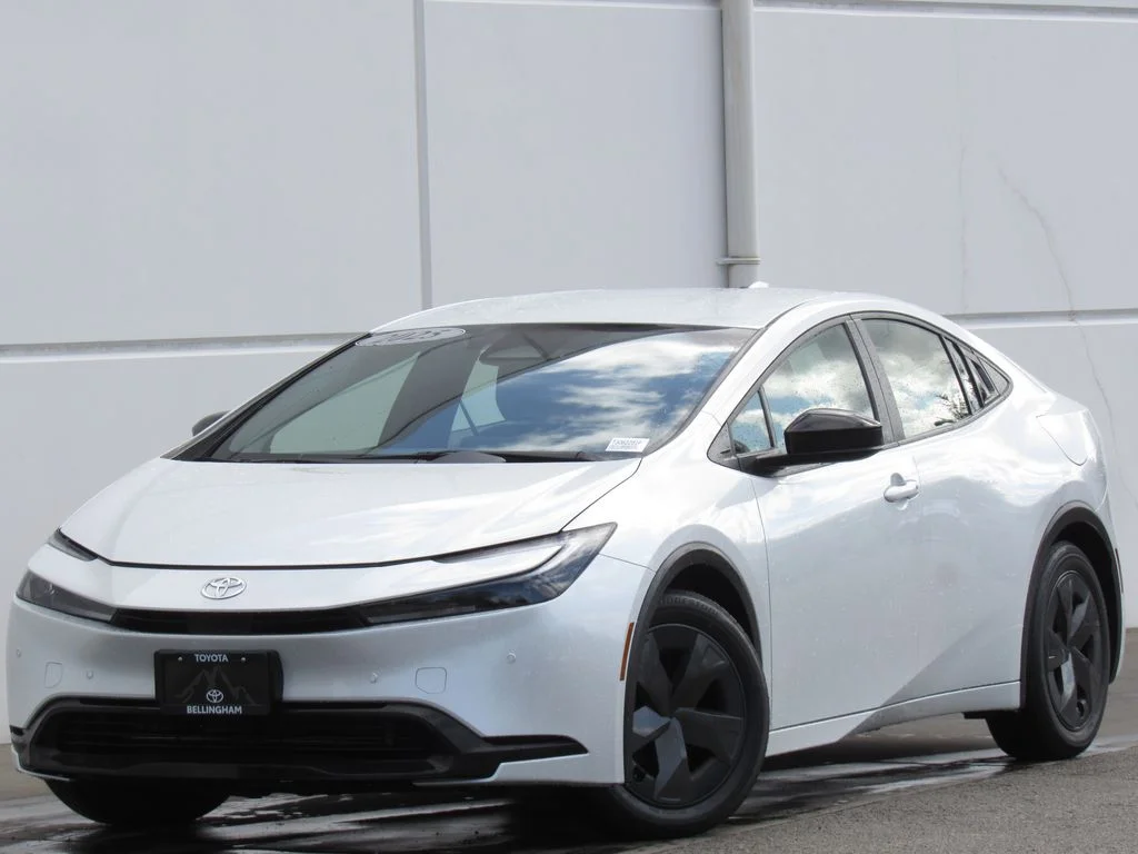 2025 Toyota Prius LE FWD's photo