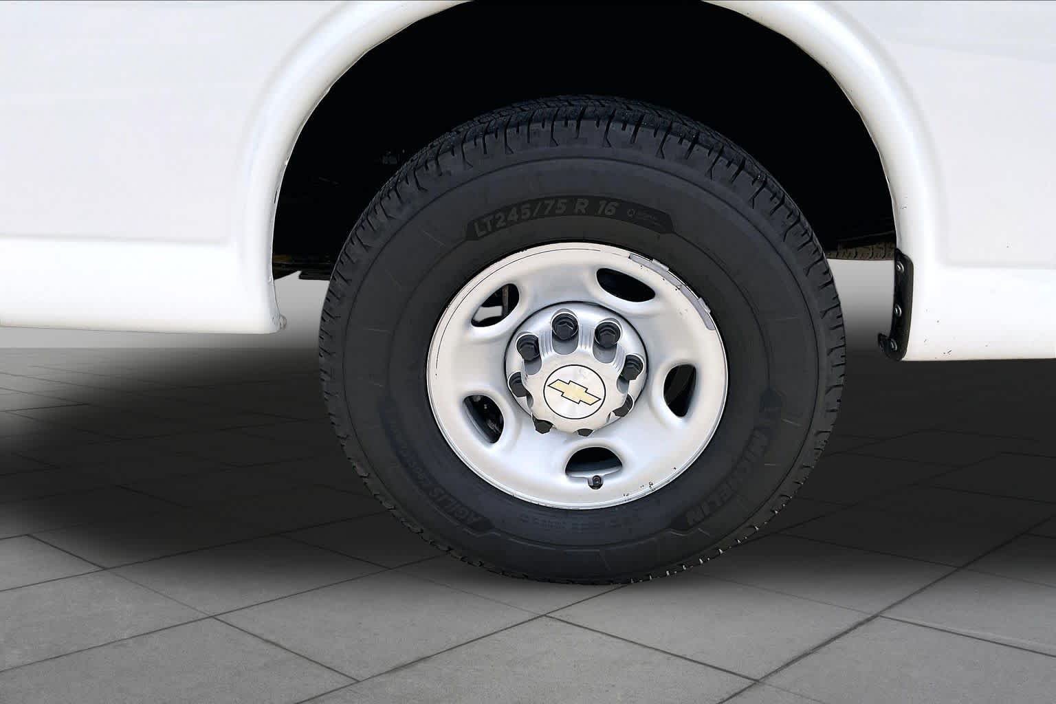 Used 2021 Summit White Chevrolet  image 9