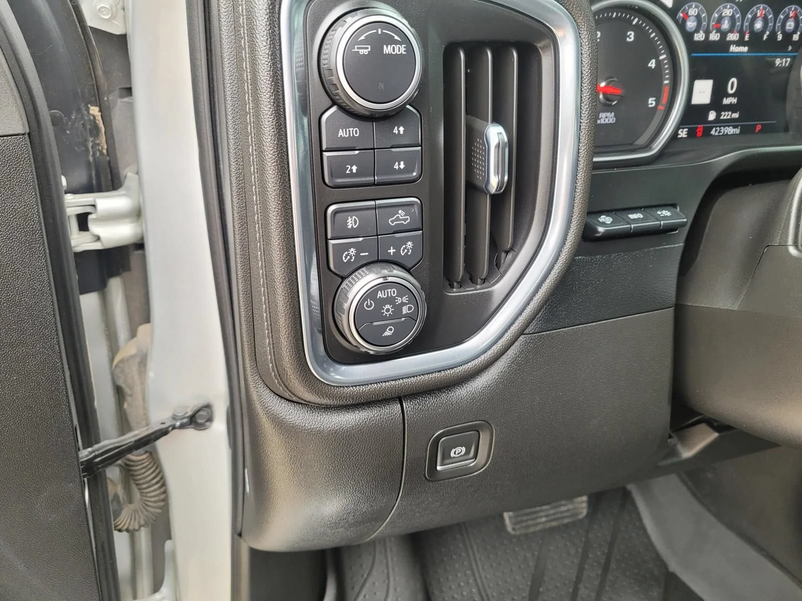 Used 2022 Silver Ice Metallic Chevrolet High Country image 25