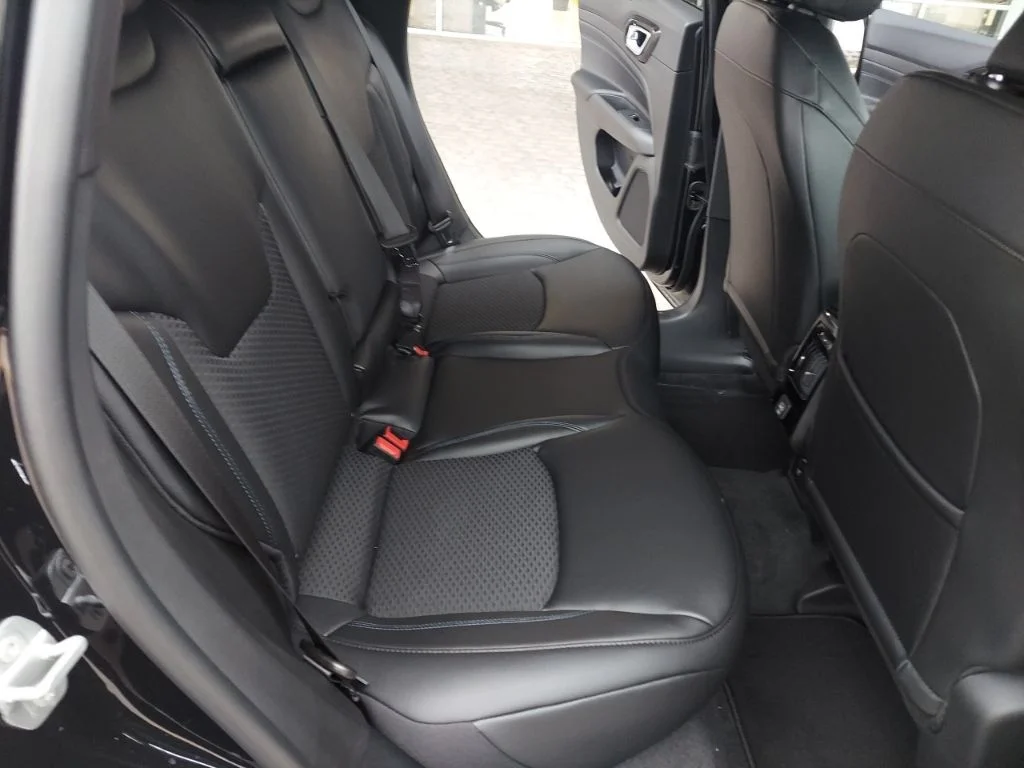 New 2026 Diamond Black Crystal Pearlcoat Jeep Latitude image 36