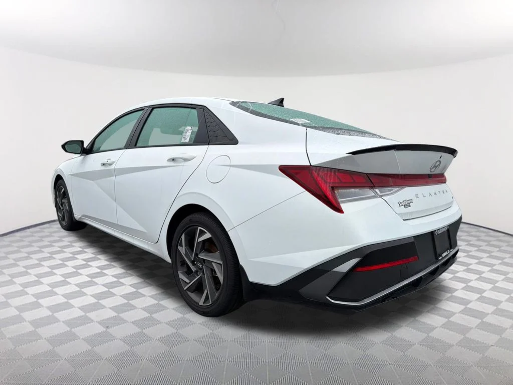 Used 2025 White Hyundai SEL Sport image 7