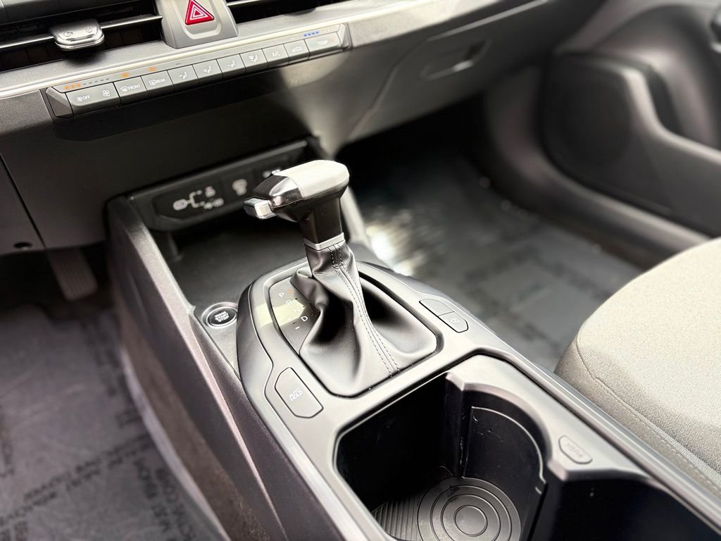 Used 2025 Snow White Pearl Kia LX image 22