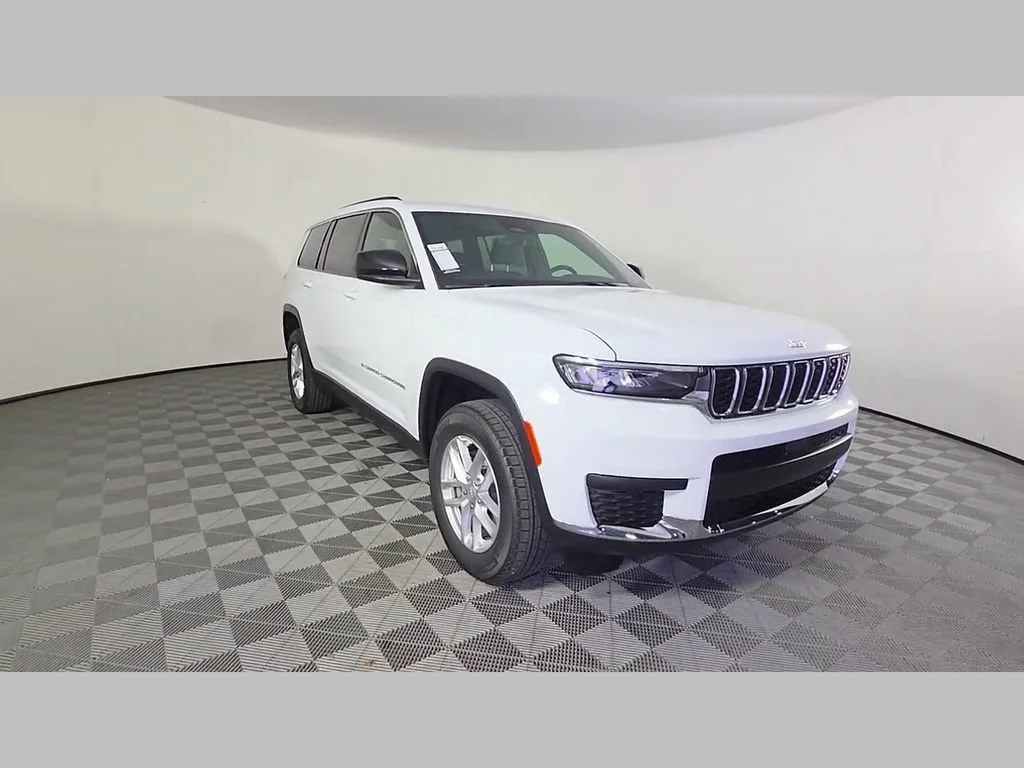 New 2026 Bright White Clear-Coat Exterior Paint Jeep Laredo X image 38