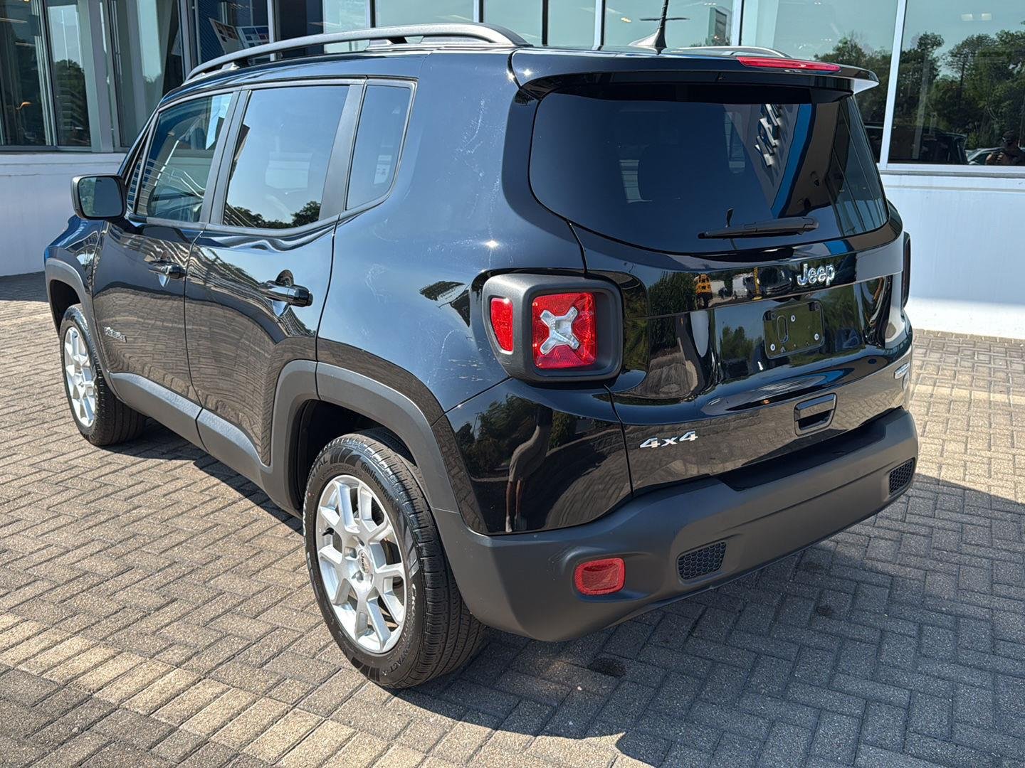 Used 2022 Black Clearcoat Jeep Latitude image 3