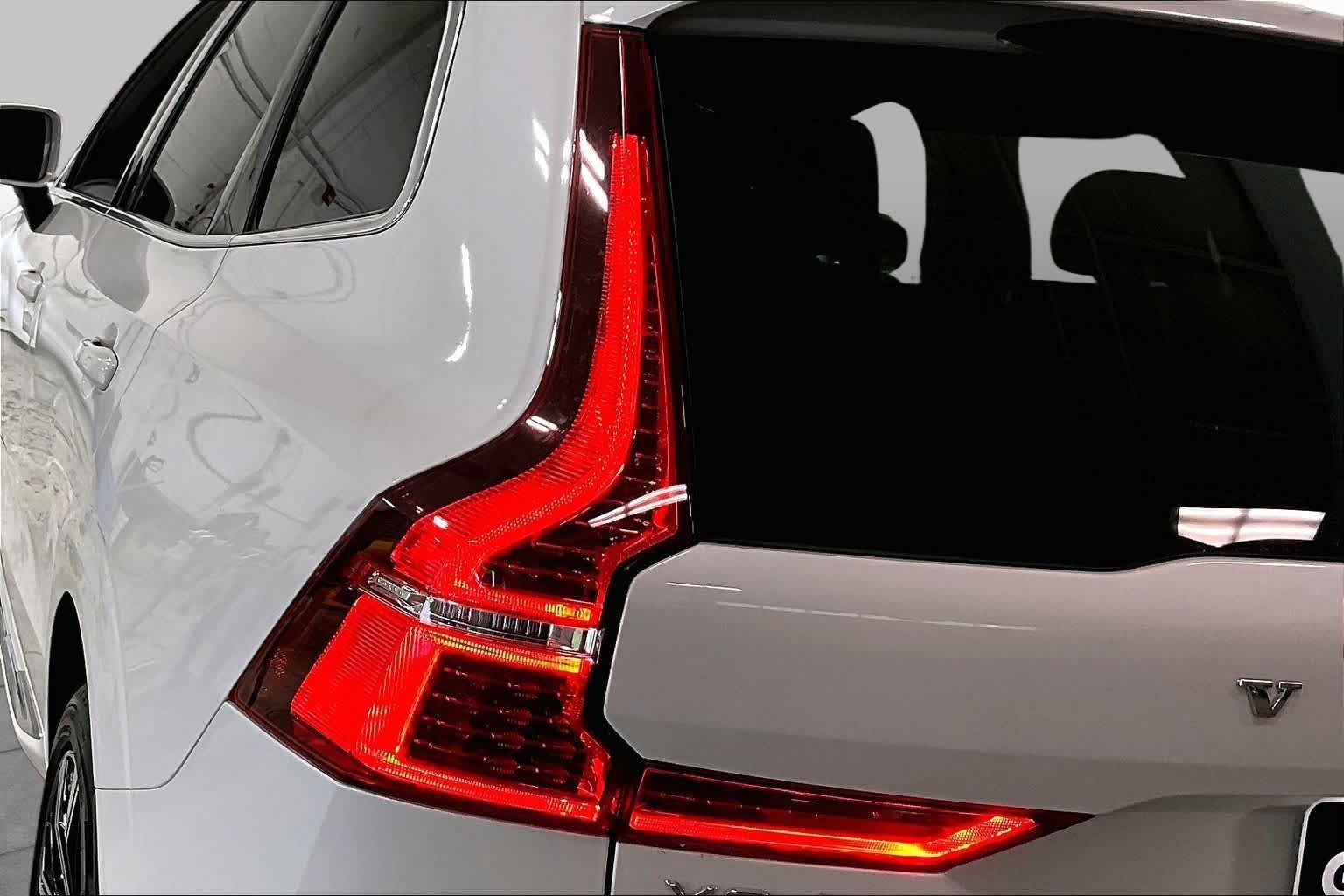 Used 2023 Crystal White Metallic Volvo Ultimate Bright Theme image 28