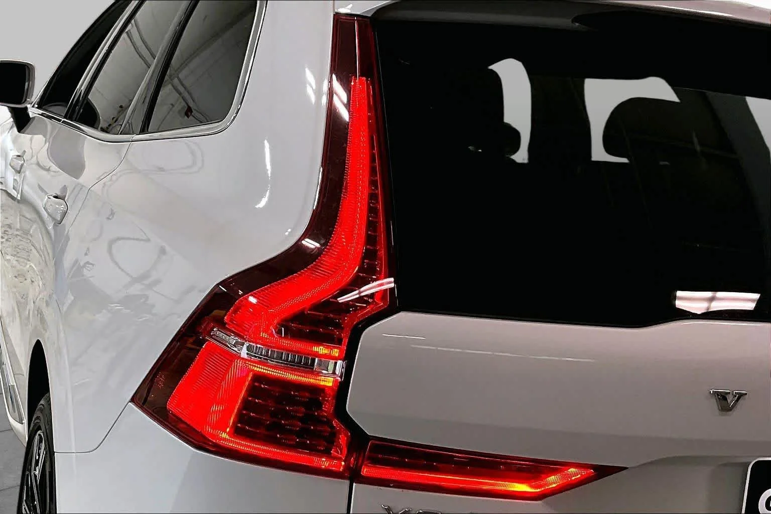 Used 2023 Crystal White Metallic Volvo Ultimate Bright Theme image 28