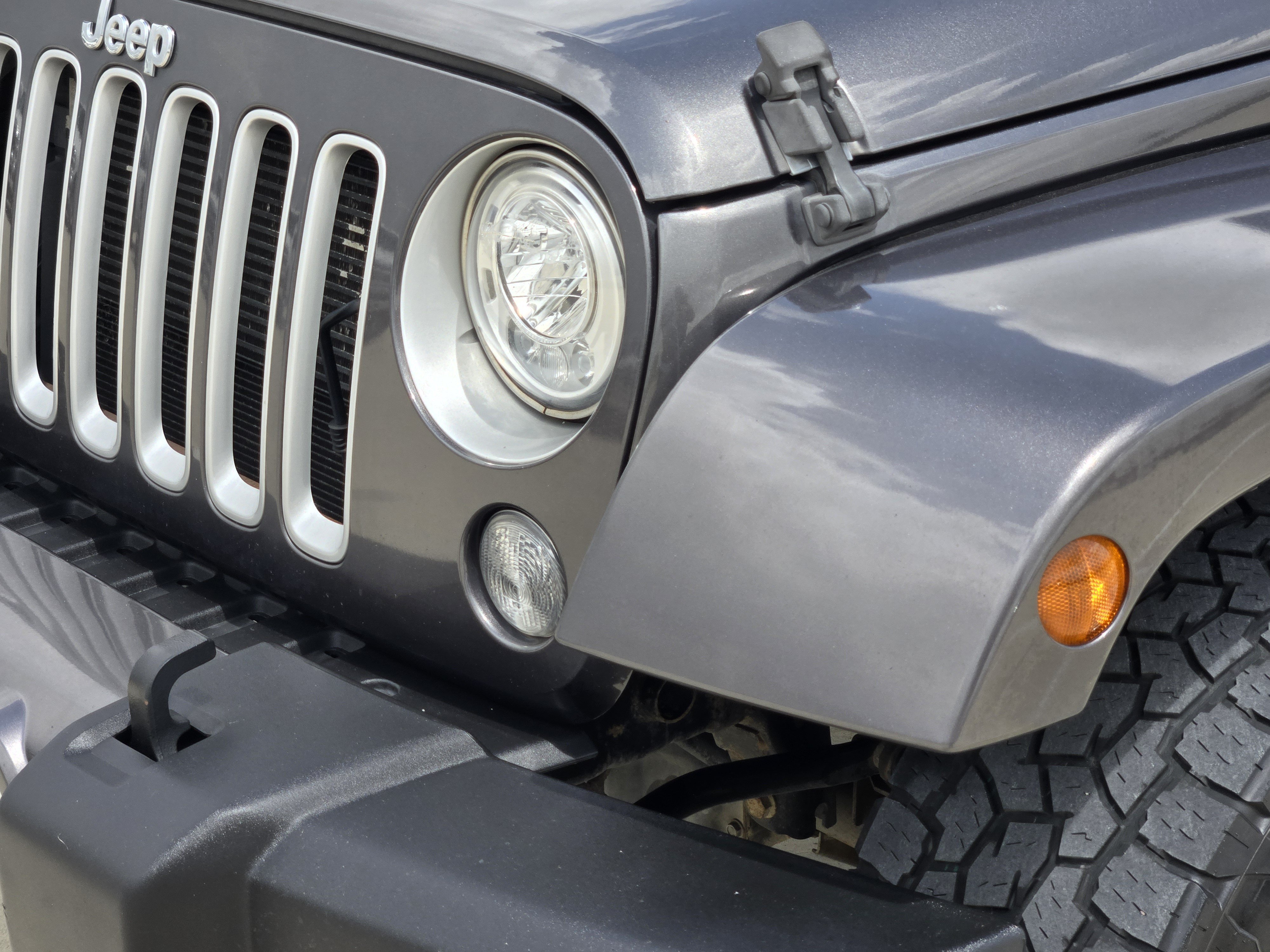 Used 2017 Granite Crystal Metallic Clearcoat Jeep Sahara image 10