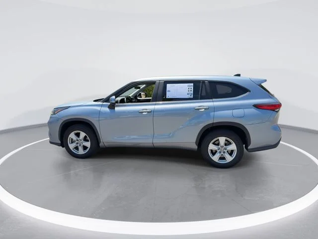Used 2023  Toyota LE image 5