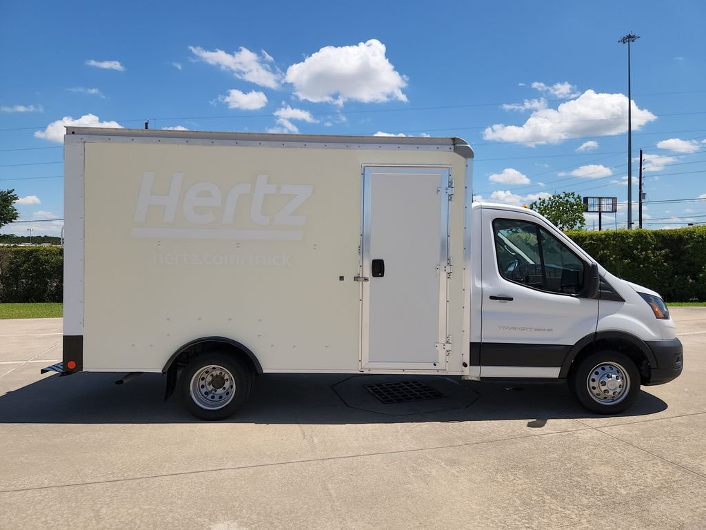 Used 2022 White Ford Box Truck image 4