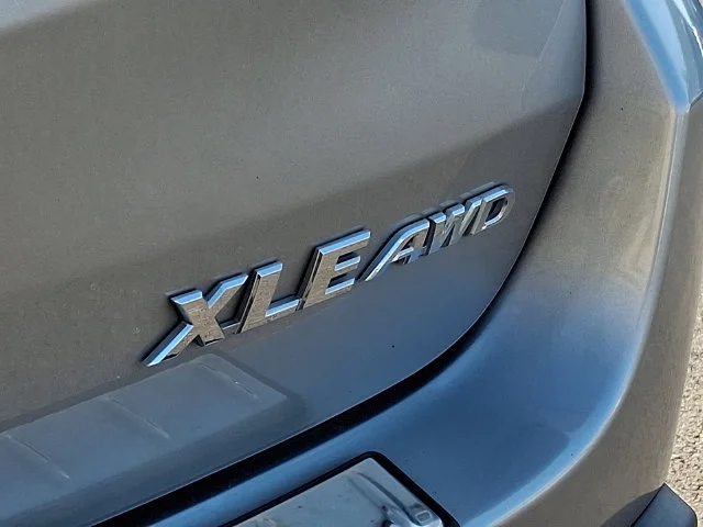 Used 2018 Silver Toyota XLE image 31