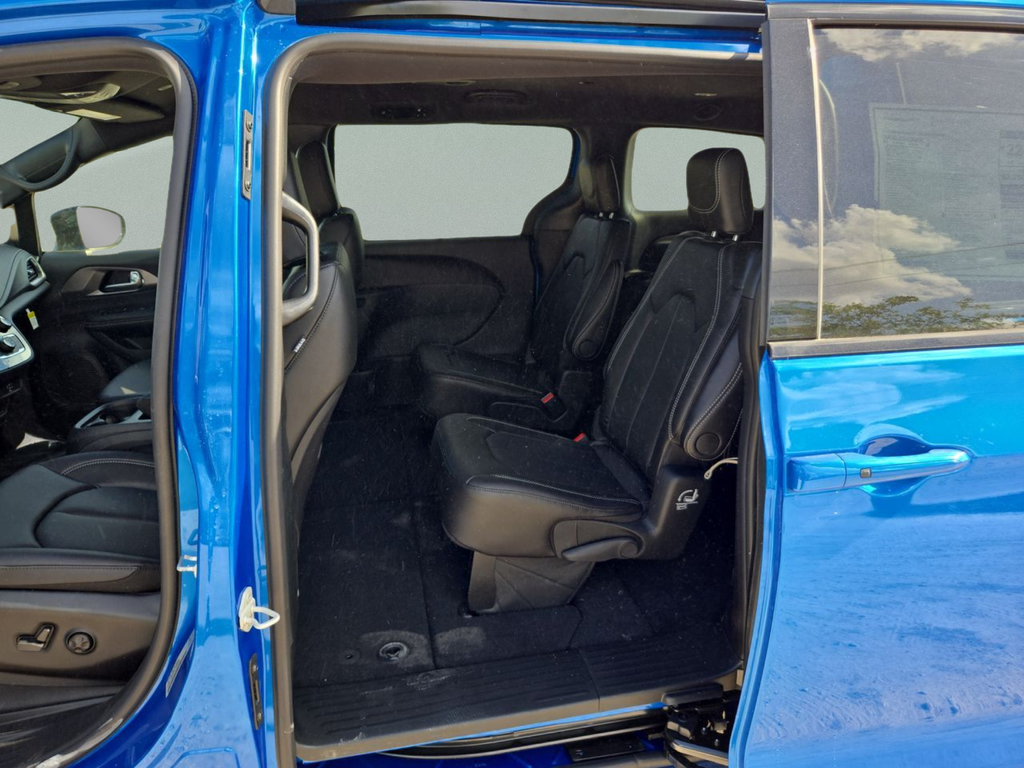 New 2026 Hydro Blue Pearl-Coat Exterior Paint Chrysler Select image 24
