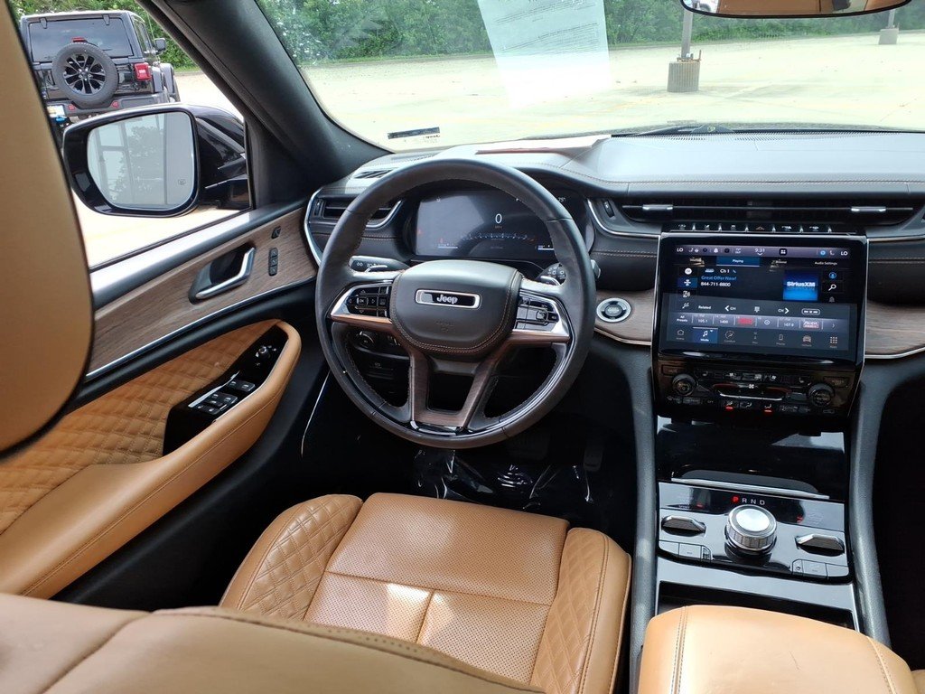 Used 2023 Diamond Black C Jeep SUMMIT image 6