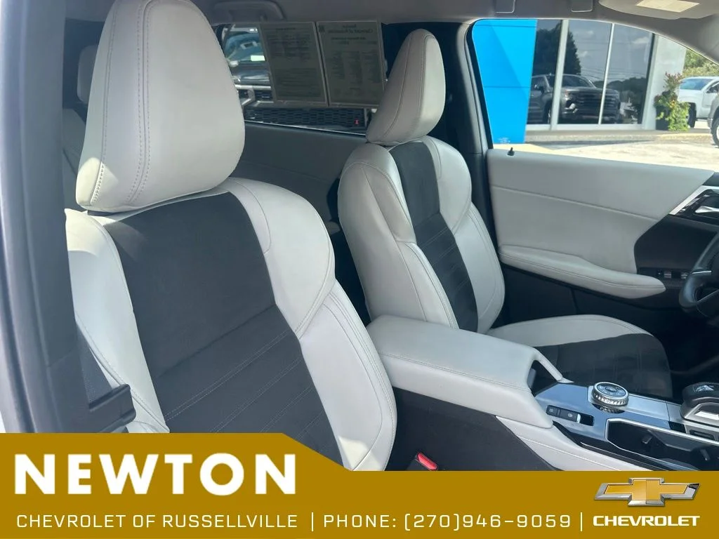 Used 2025  Mitsubishi SE image 23