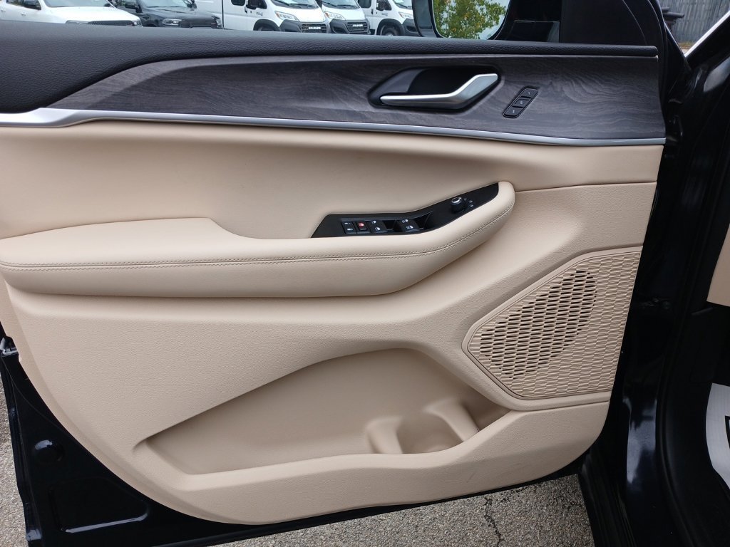 Used 2023 Black Jeep Limited image 25