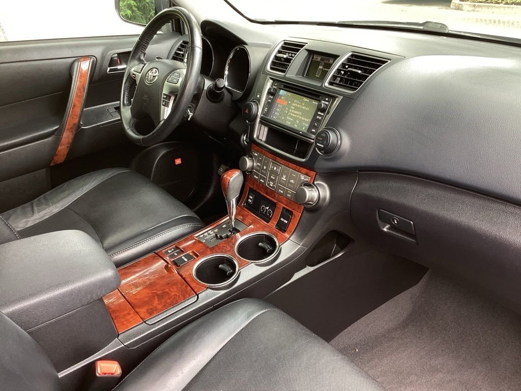 Used 2013 White Toyota Limited image 13