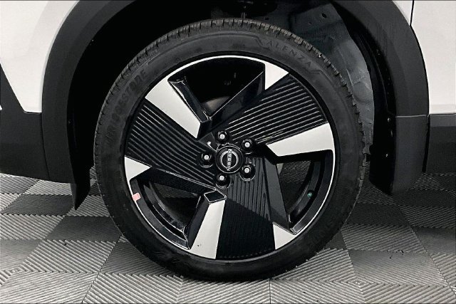 New 2026 Aspen White Tricoat/Super Black Nissan SR image 12