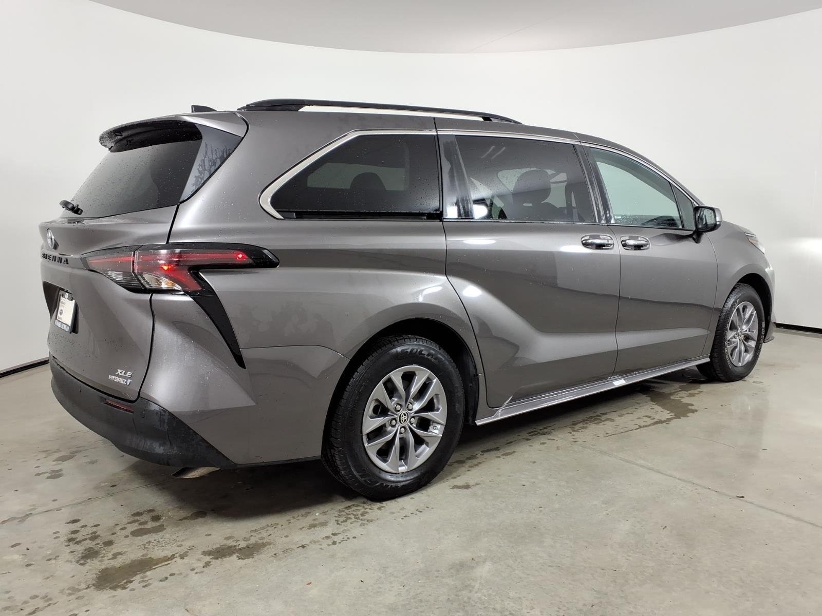 2024 Toyota Sienna XLE - Photo 2