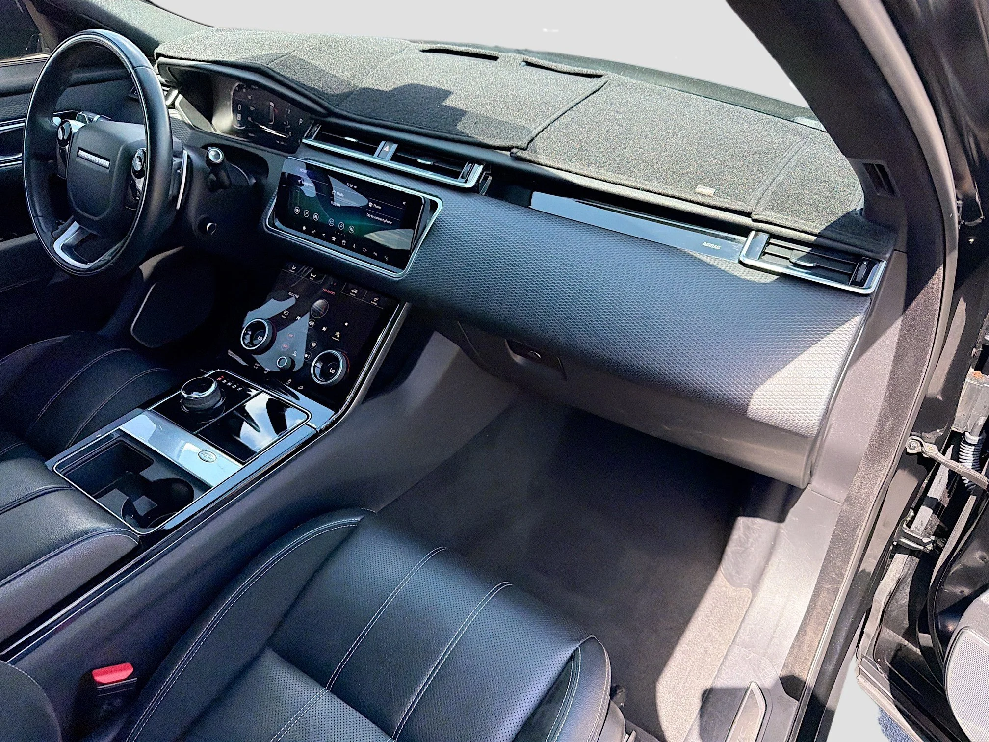 Used 2019 Narvik Black Land Rover R-Dynamic SE image 13