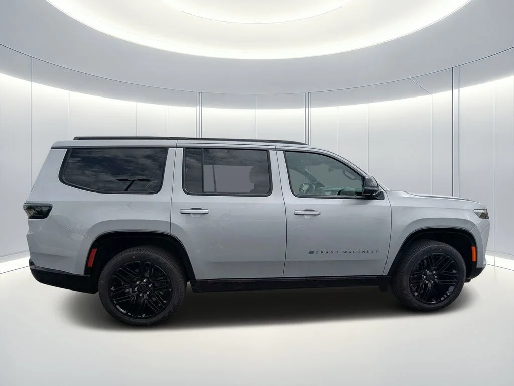 New 2026 Silver-Zynith Exterior Paint Jeep Limited Reserve image 3