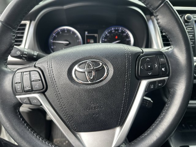 Used 2019 White Toyota SE image 21