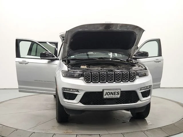 Used 2023 Silver Jeep Summit image 10