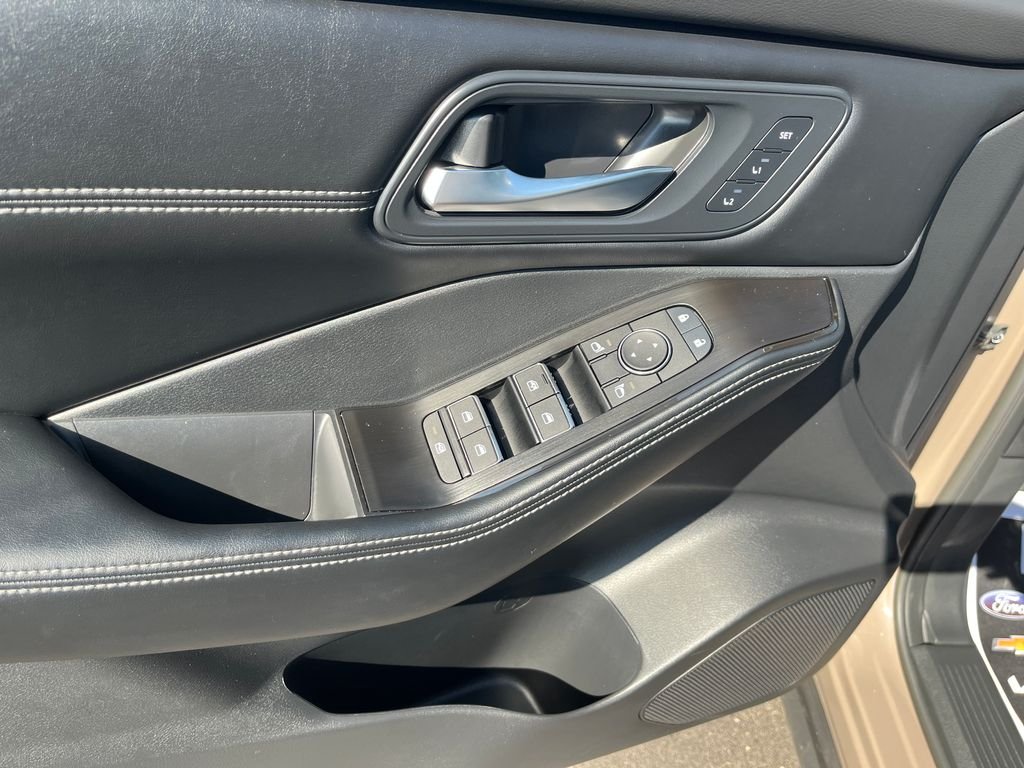 Used 2025 Black Nissan SL image 10