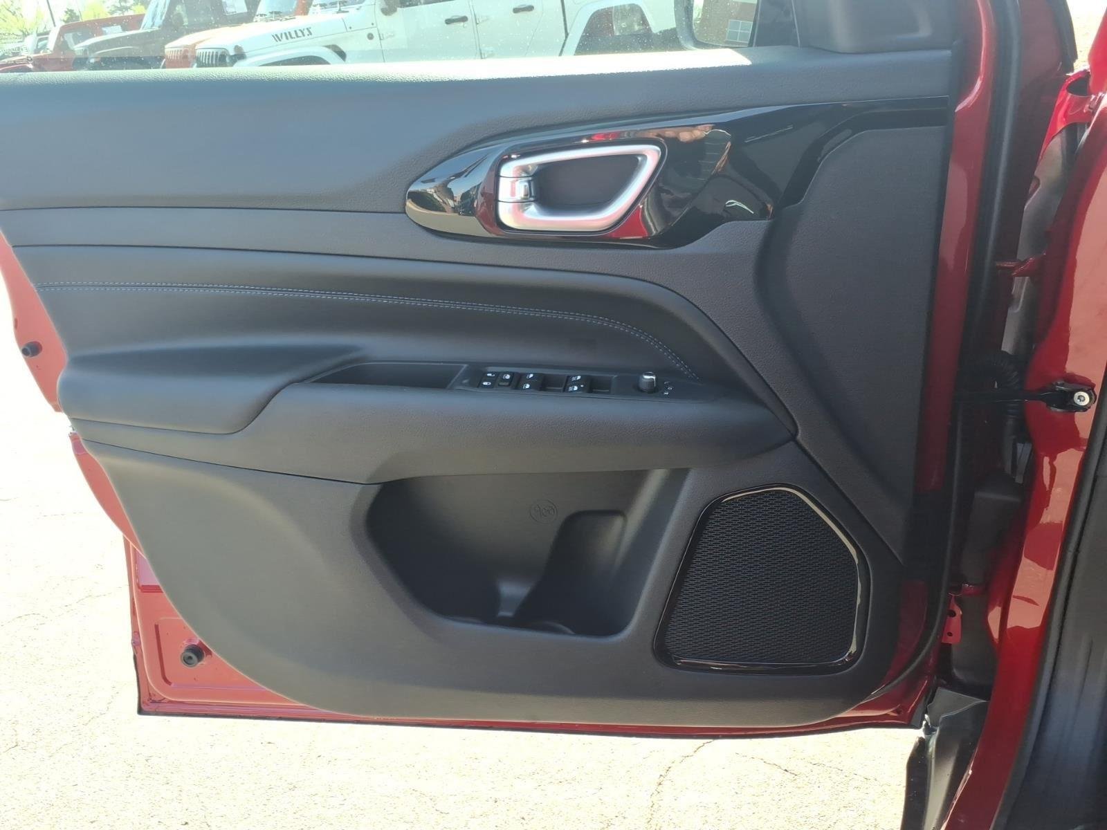 New 2026 Red Hot Pearl-Coat Exterior Paint Jeep Latitude Altitude image 29