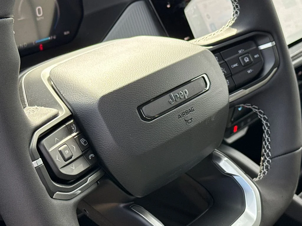 New 2026 Bright White Clear-Coat Exterior Paint Jeep Laredo image 29