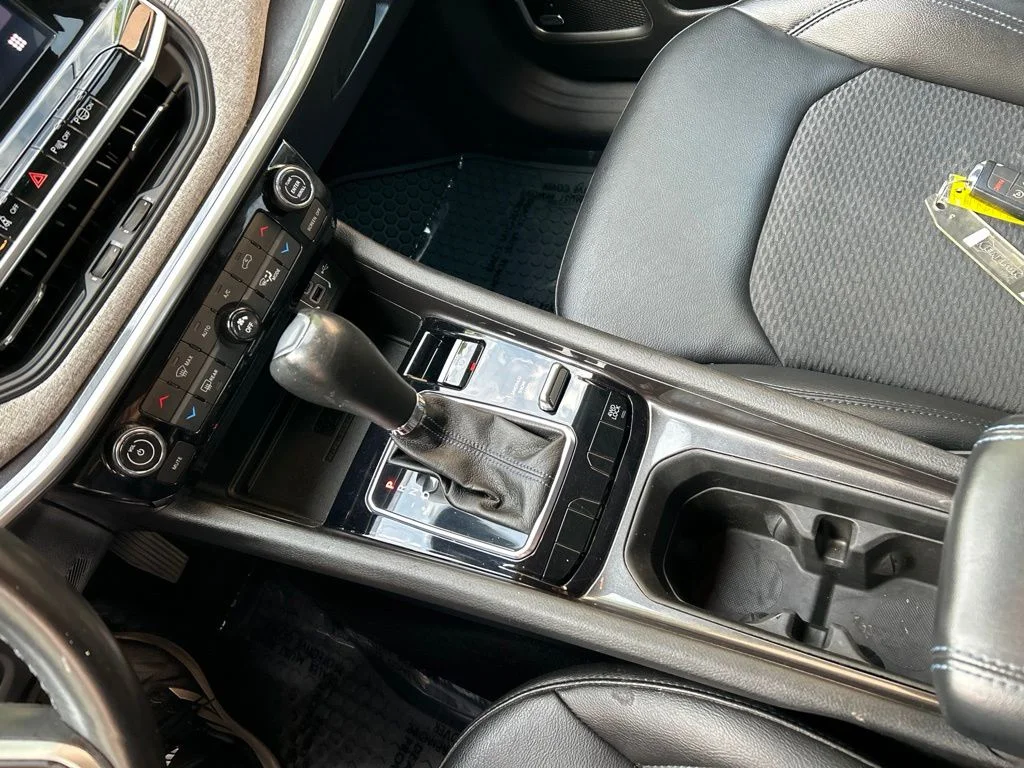 Used 2022 Gray Jeep Latitude image 18