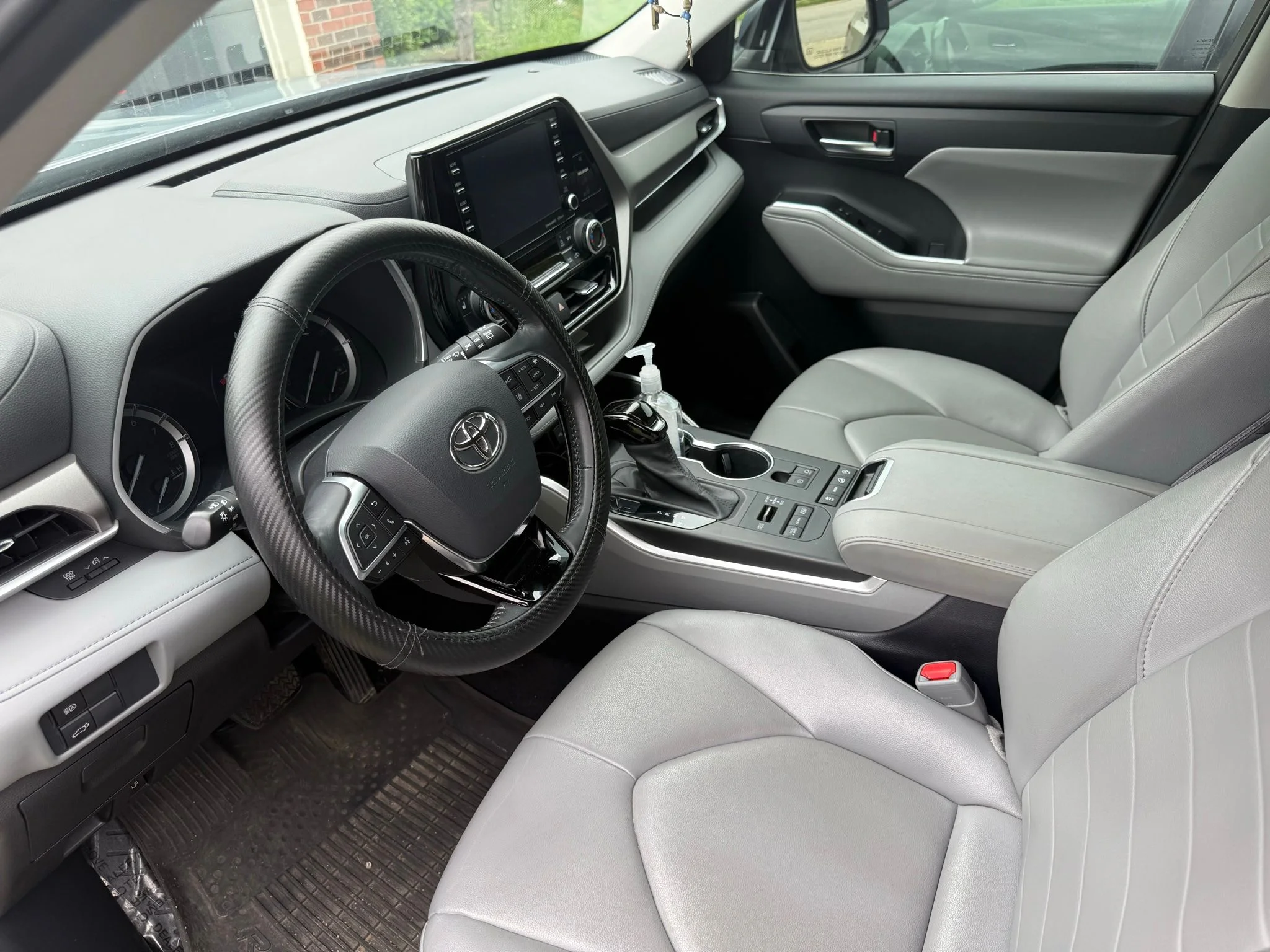 Used 2021 Silver Toyota XLE image 5