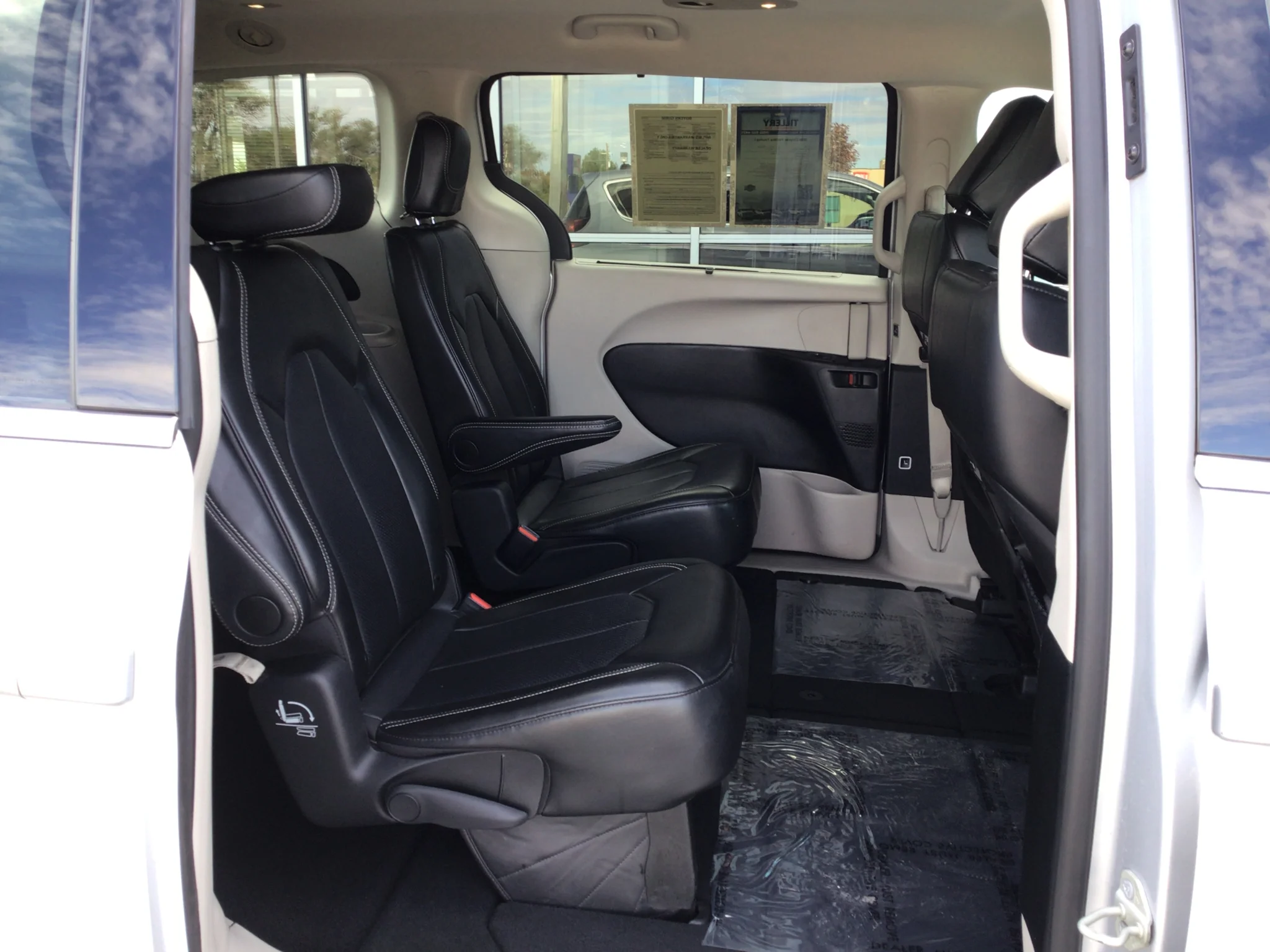 Used 2024 Silver Mist Clearcoat Chrysler Touring L image 7