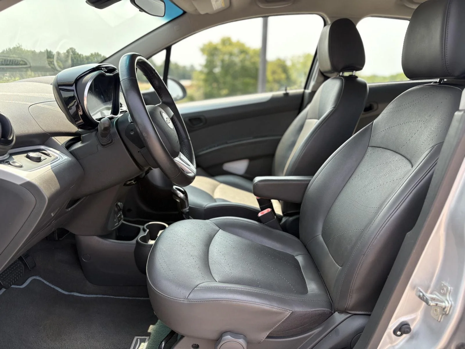 Used 2016 SILVER CHEVROLET HATCHBACK image 8