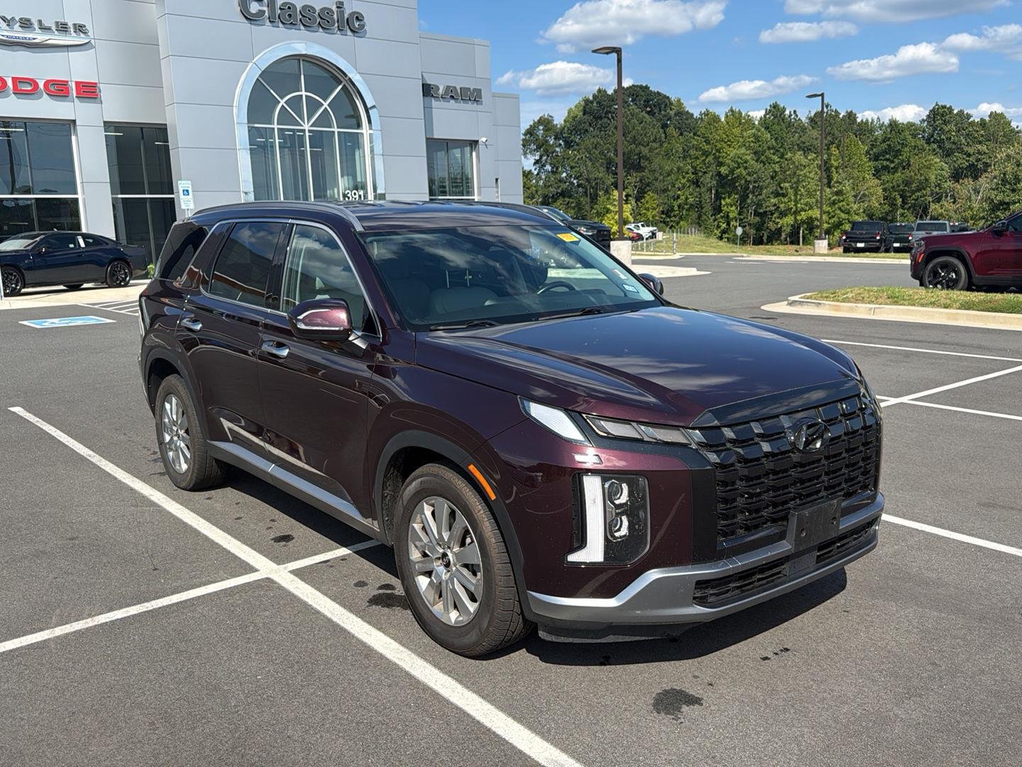 Used 2024 Sierra Burgundy Hyundai SEL 7P image 3