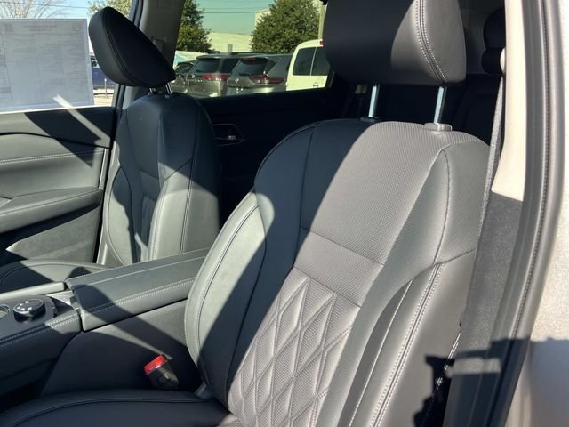 New 2026 Champagne Silver Metallic / Super Black Two-tone Nissan Platinum image 26