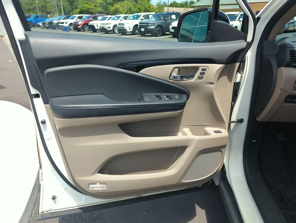 Used 2017  Honda Touring image 18