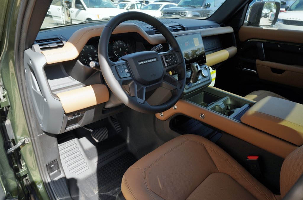 New 2026 Woolstone Green Land Rover X-Dynamic SE image 12